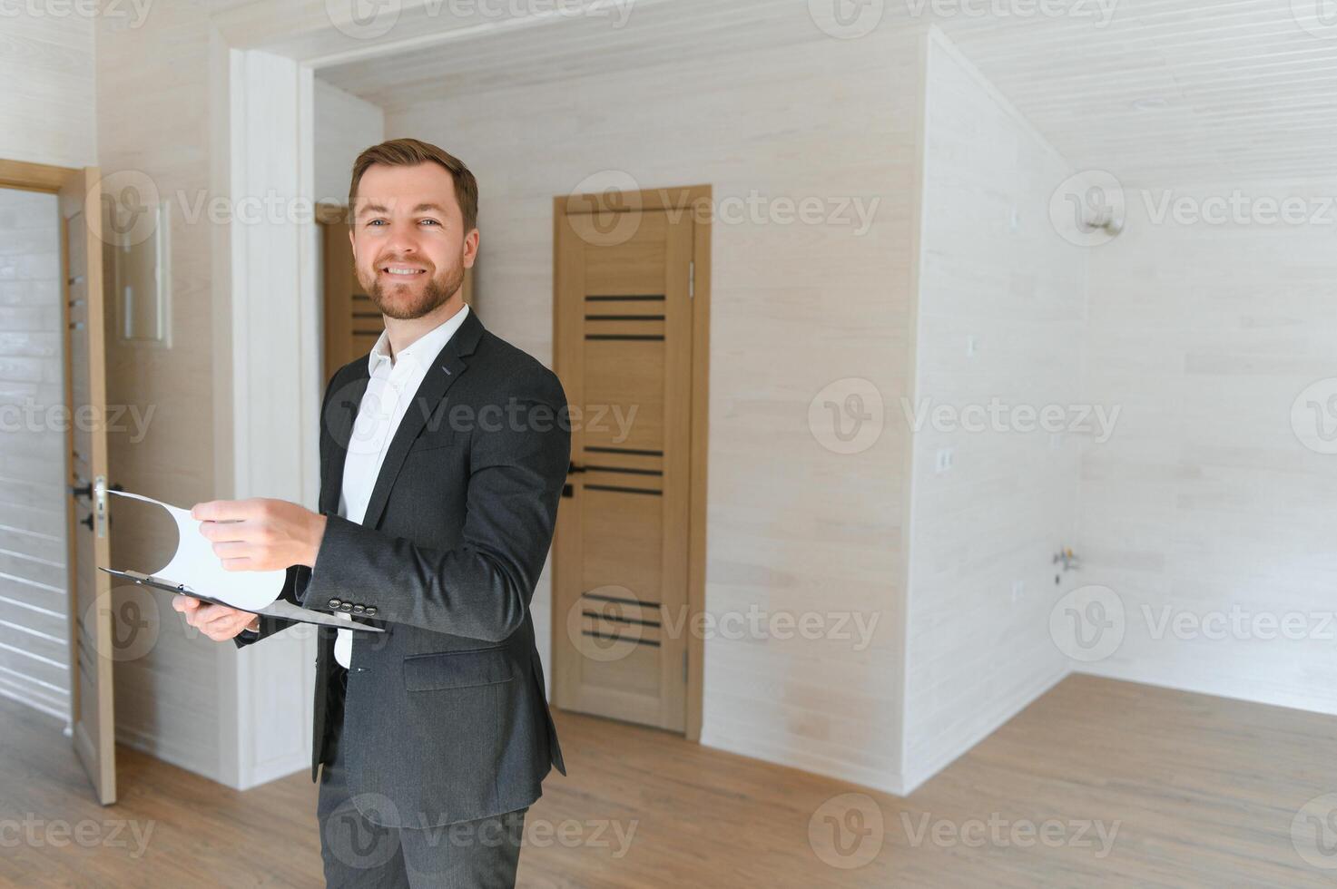 detailopname portret van een zelfverzekerd mannetje landgoed middel glimlachen foto