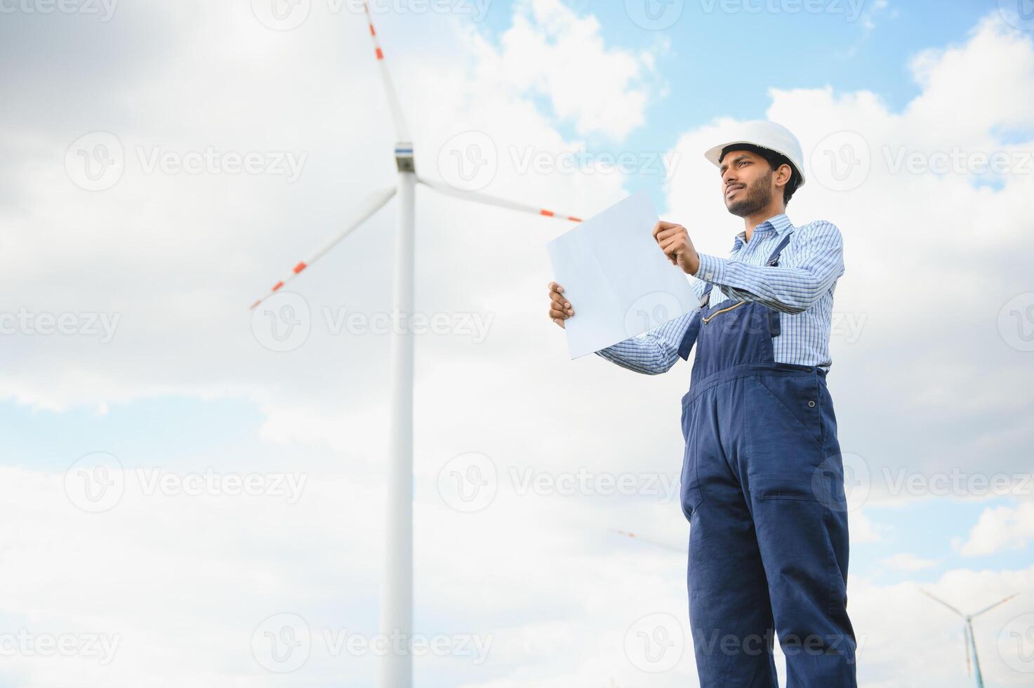 arbeider binnen duurzame energie industrie - ingenieur werken Bij alternatief hernieuwbaar wind energie station foto