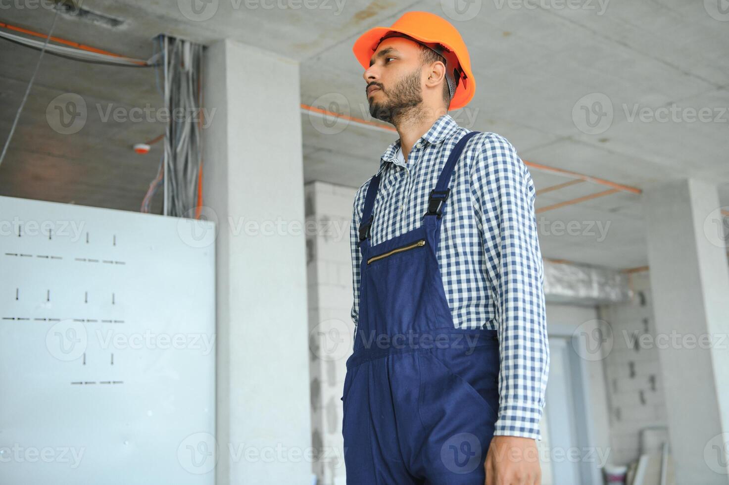 een migrant arbeider poses voor een foto Aan een stad centrum bouw plaats in Singapore. de se Aziatisch stad staat heeft een significant migrant arbeider bevolking