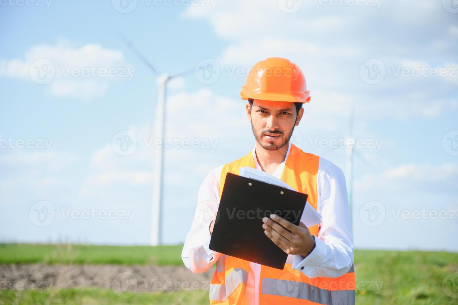 Indisch ingenieur werken Bij alternatief hernieuwbaar wind energie boerderij - duurzame energie industrie concept foto