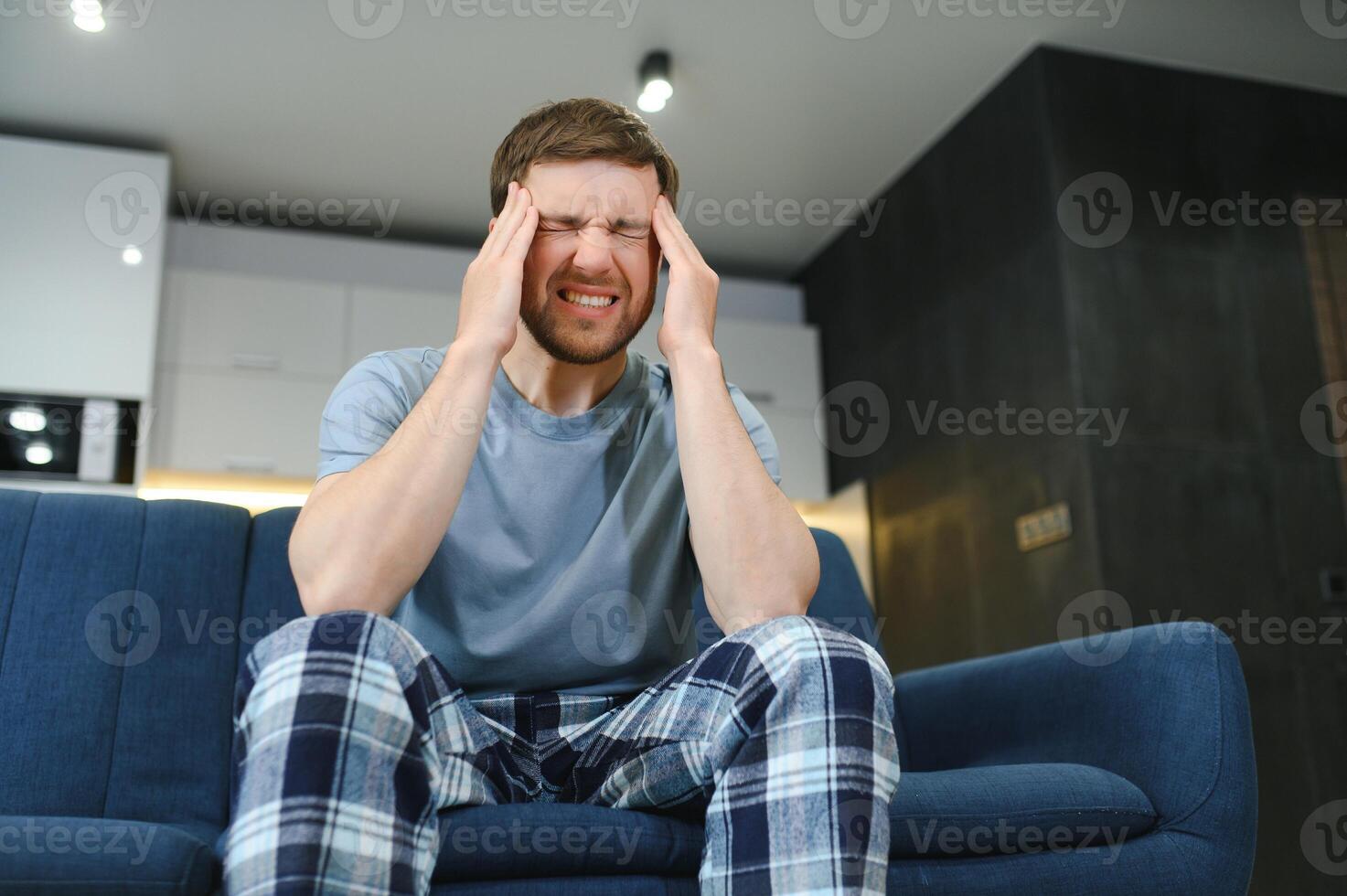 ochtend- van jong Mens lijden van kater Bij huis foto