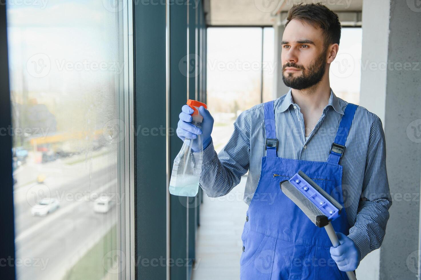 mannetje conciërge schoonmaak venster in kantoor foto