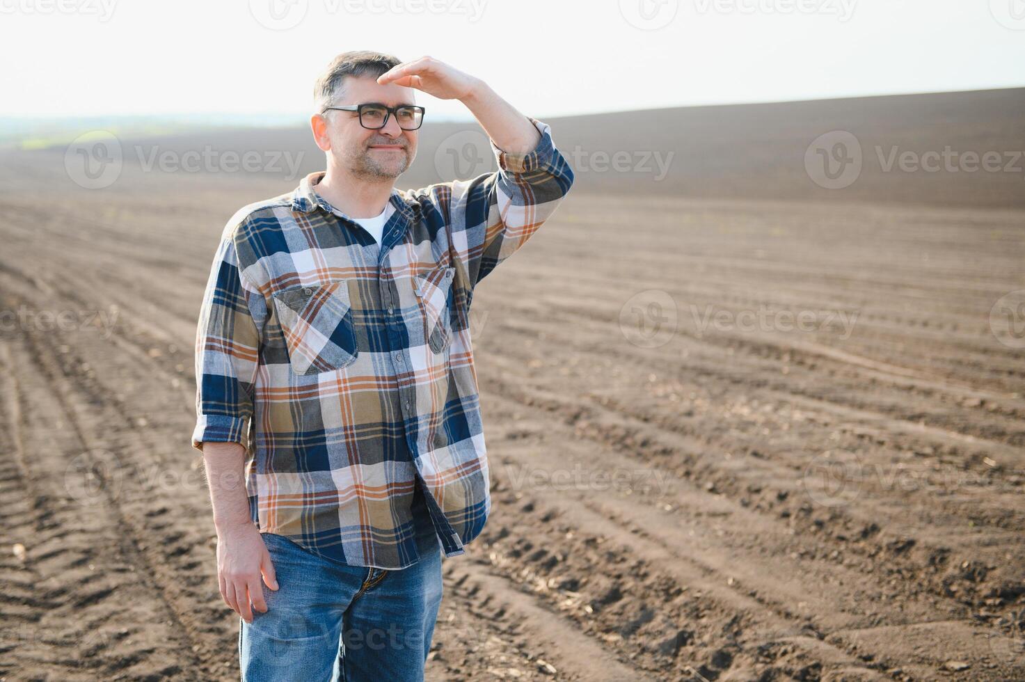 een boer cheques kwaliteit van bodem voordat zaaien. foto