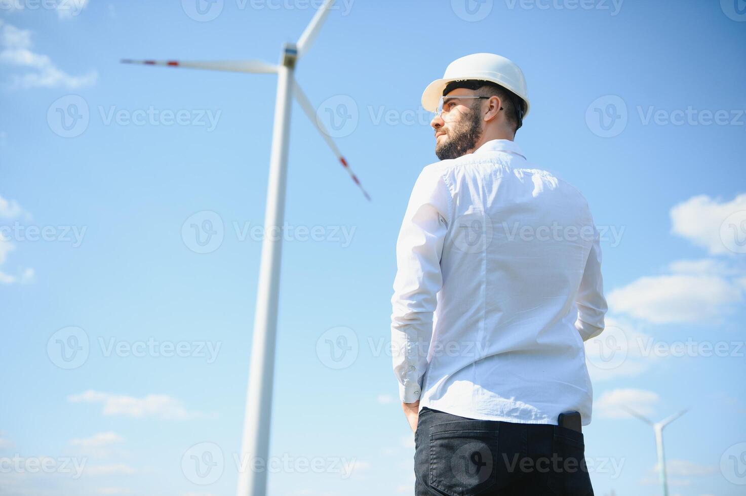 ingenieur werken Bij alternatief hernieuwbaar wind energie boerderij - duurzame energie industrie concept foto