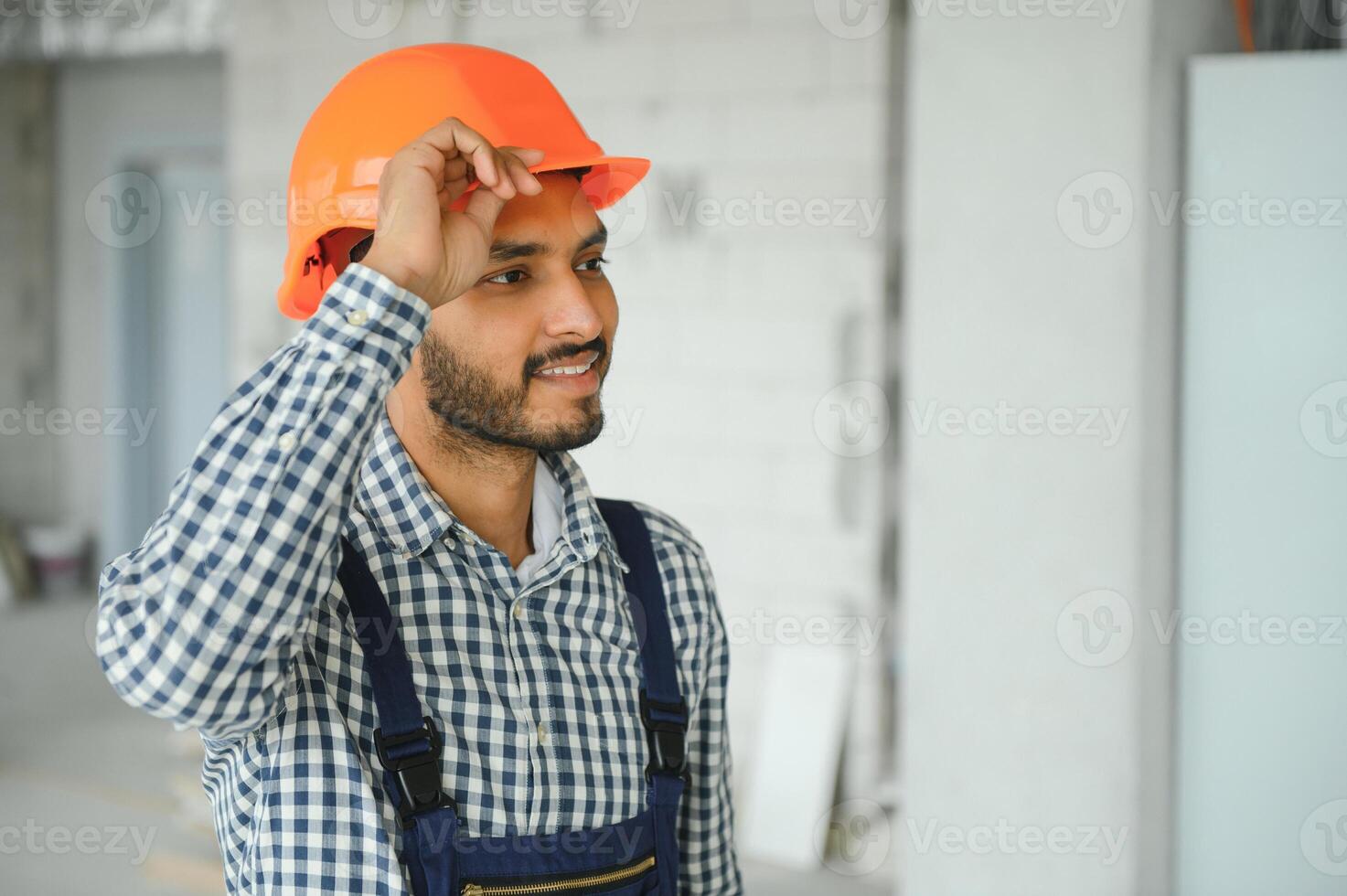 een migrant arbeider poses voor een foto Aan een stad centrum bouw plaats in Singapore. de se Aziatisch stad staat heeft een significant migrant arbeider bevolking