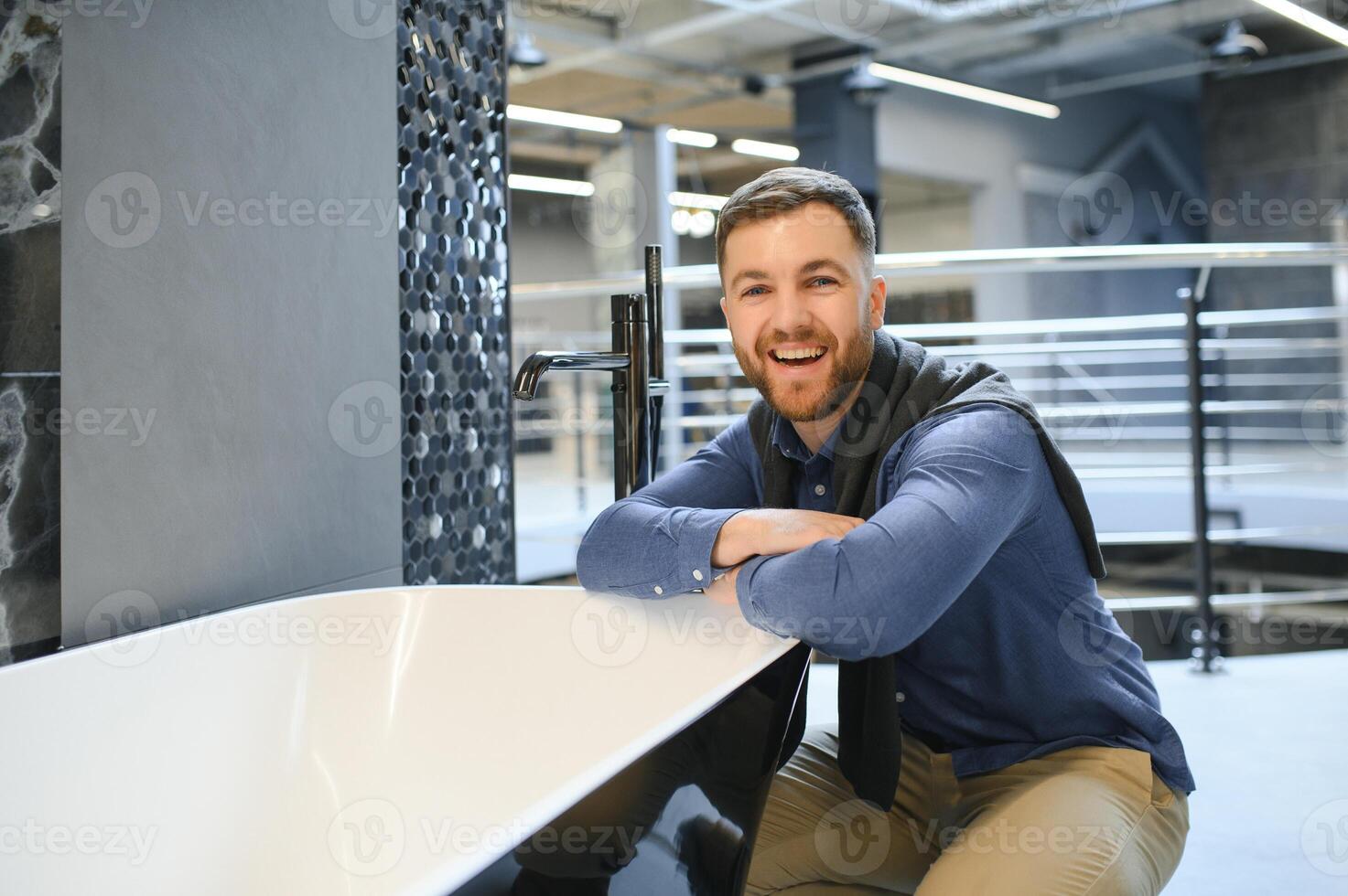 jong Mens kiezen een bad en bad wastafel foto