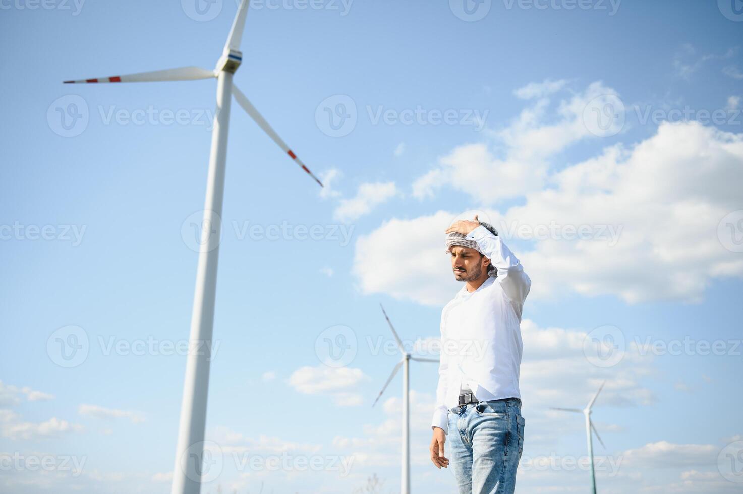 ingenieur Indië Mens werken Bij windmolen boerderij genereren elektriciteit schoon energie. wind turbine boerderij generator door alternatief groen energie. Aziatisch ingenieur controle controle elektrisch macht foto