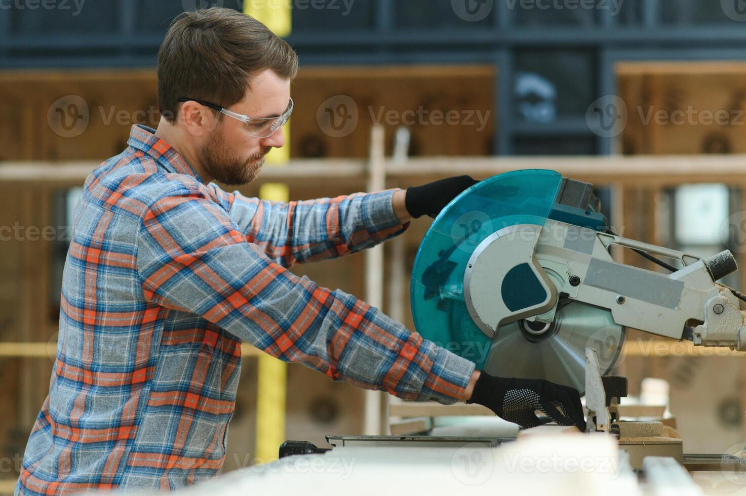 professioneel timmerman Mens authentiek handgemaakt hout arbeider. schrijnwerker of meubilair bouwer huis diy projecten maker mannetje. foto