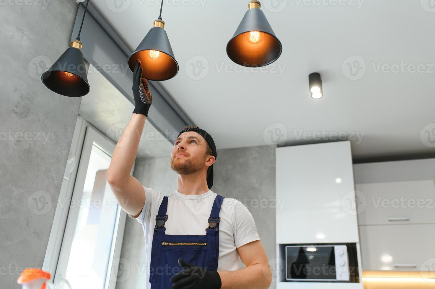 professioneel loodgieter vaststelling water kraan in keuken foto