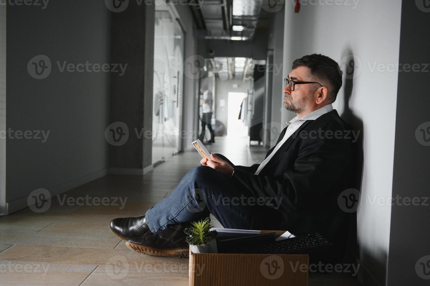 portret van verdrietig afgewezen senior oud bedrijf Mens arbeider nemen zijn kantoor benodigdheden in de doos. gepensioneerde volwassen met pensioen gaan van werk dragen personeel terug huis. levensstijl bedrijf pensioen, stoppen baan concept foto