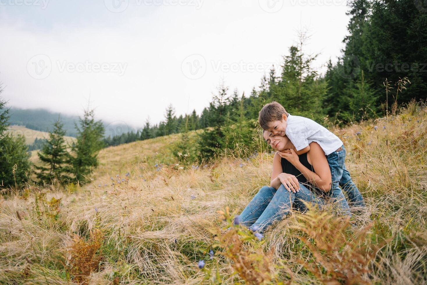 jong mam met baby jongen reizend. moeder Aan wandelen avontuur met kind, familie reis in bergen. nationaal park. wandeltocht met kinderen. actief zomer vakantie. foto