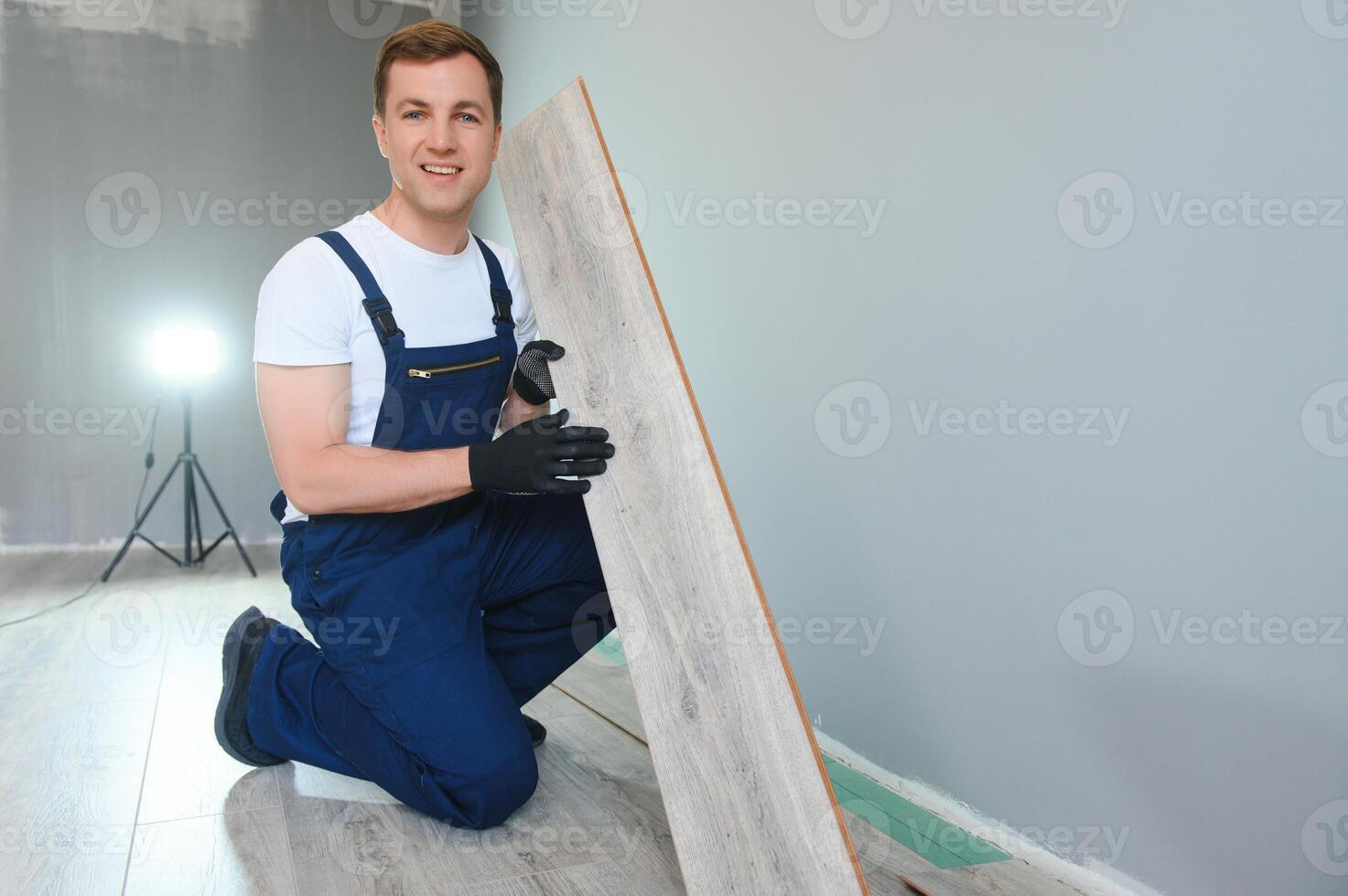 klusjesman houdende laminaat vloeren Bij huis foto