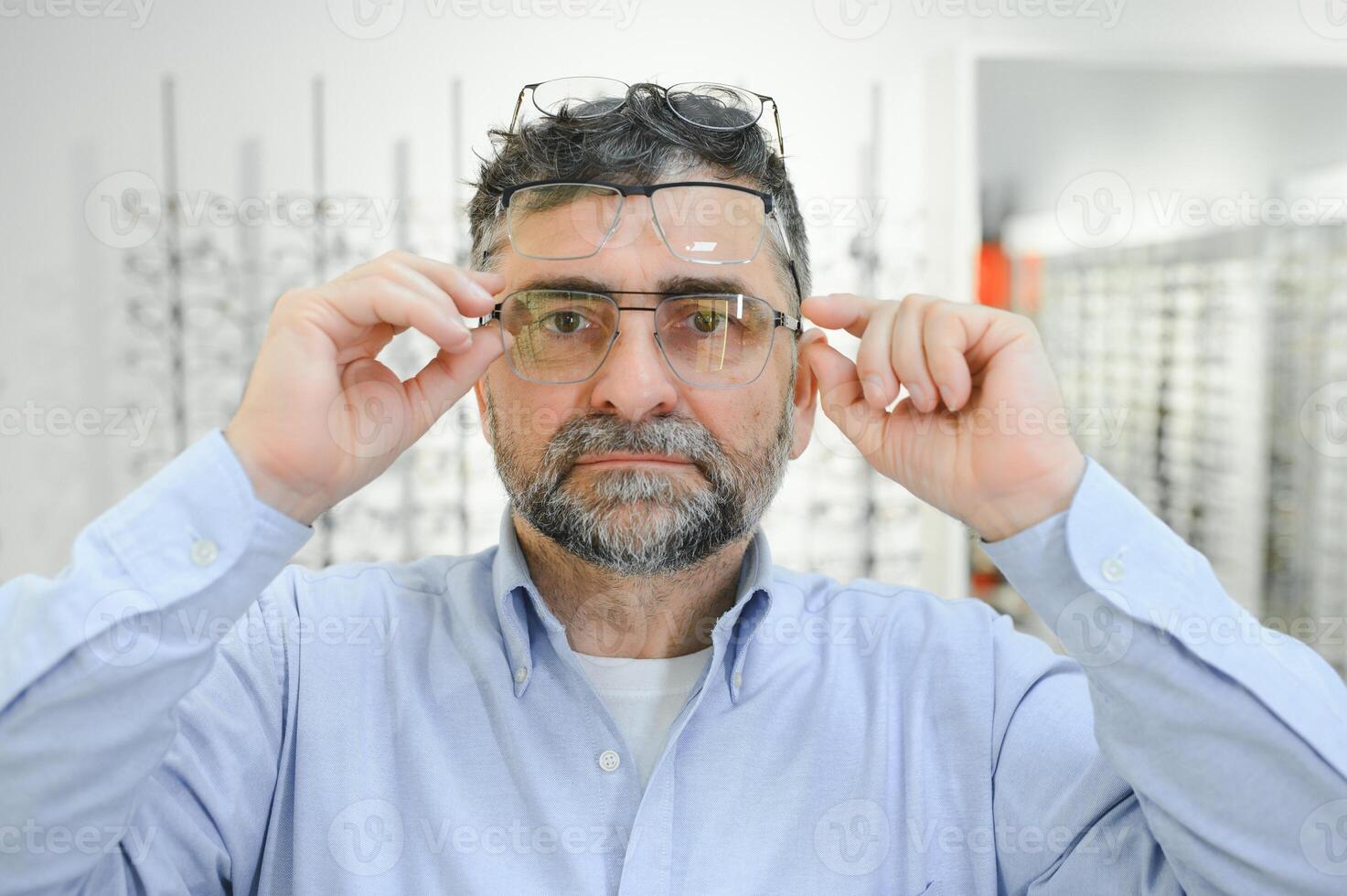 bril controleren, senior visie en ouderen Mens Bij een overleg plegen optometrie kliniek voor welzijn. Vrolijk, glimlach en oud gezicht met lens, kader en eyewear keuze in een op te slaan voor helpen krijgen een recept. foto