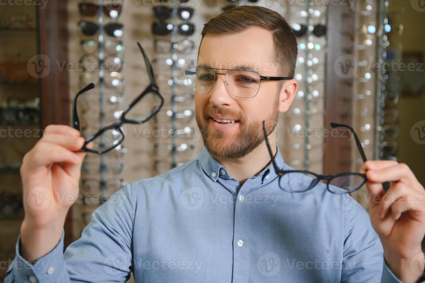 tevreden klant. over- de schouder visie van gelukkig jong mannetje cliënt vervelend nieuw bril. foto