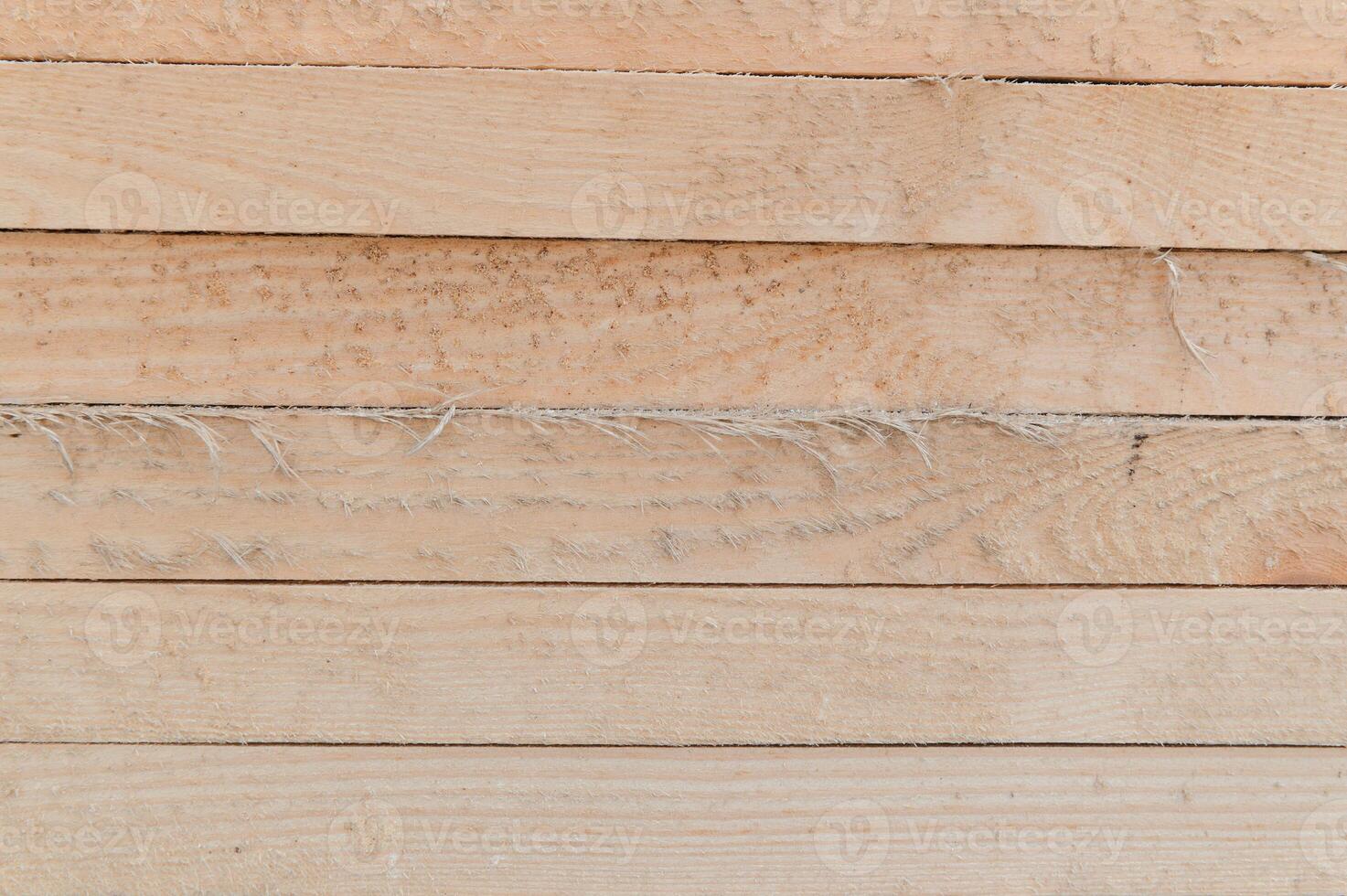 gestapeld houten borden in een houtbewerking industrie. stapels met pijnboom timmerhout. gevouwen omrand bord. hout oogsten winkel. hout voor bouw. foto