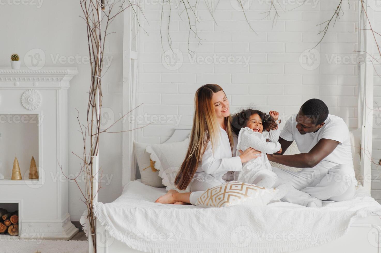 opgewonden multiraciaal jong familie met weinig meisje kind hebben plezier, dolblij gelukkig. Internationale mam en vader Speel met klein meisje, genieten weekend Bij huis samen foto