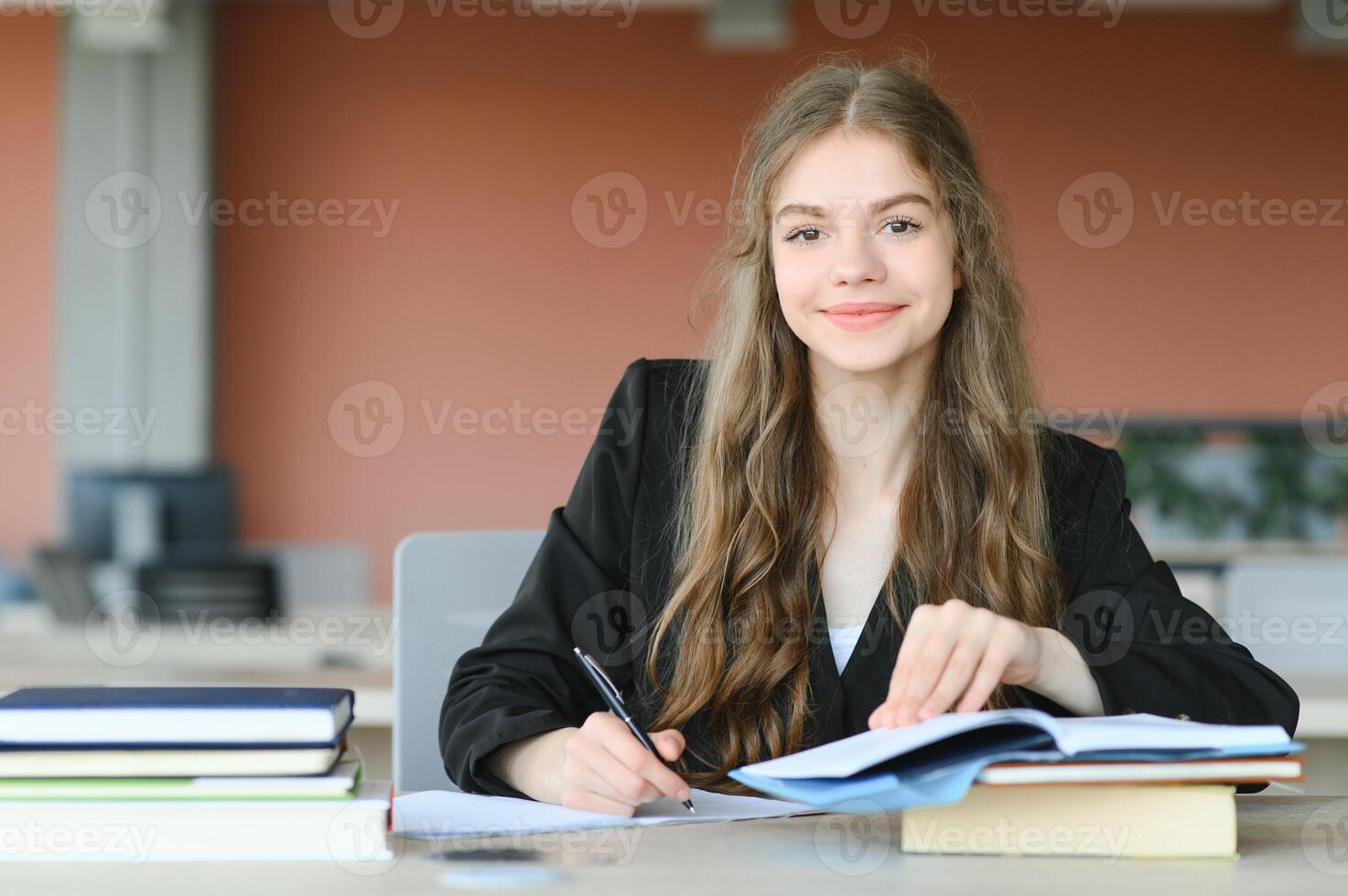 onderwijs en school- concept - leerling meisje aan het studeren en lezing boek Bij school. foto