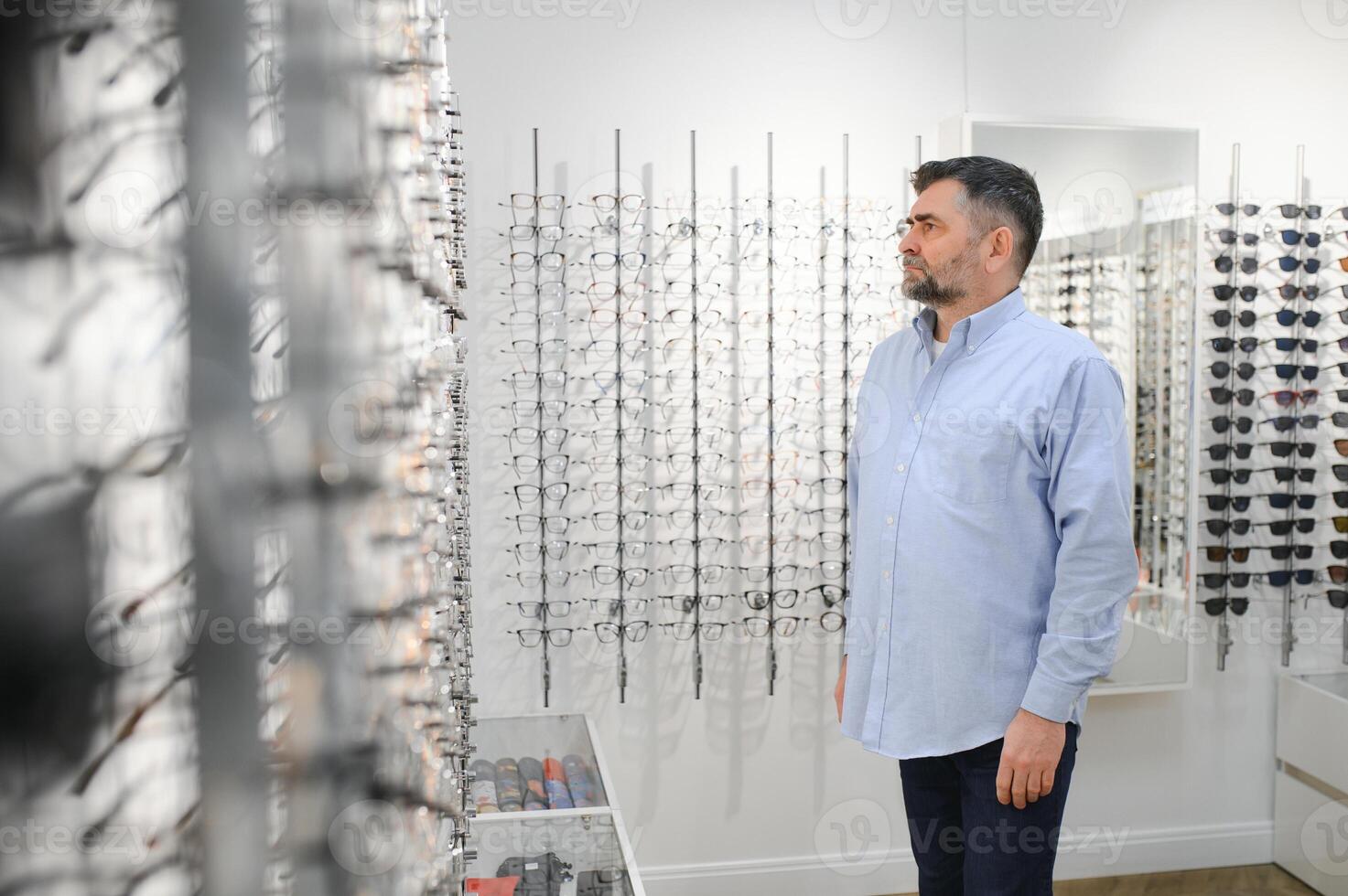 bril controleren, senior visie en ouderen Mens Bij een overleg plegen optometrie kliniek voor welzijn. Vrolijk, glimlach en oud gezicht met lens, kader en eyewear keuze in een op te slaan voor helpen krijgen een recept. foto