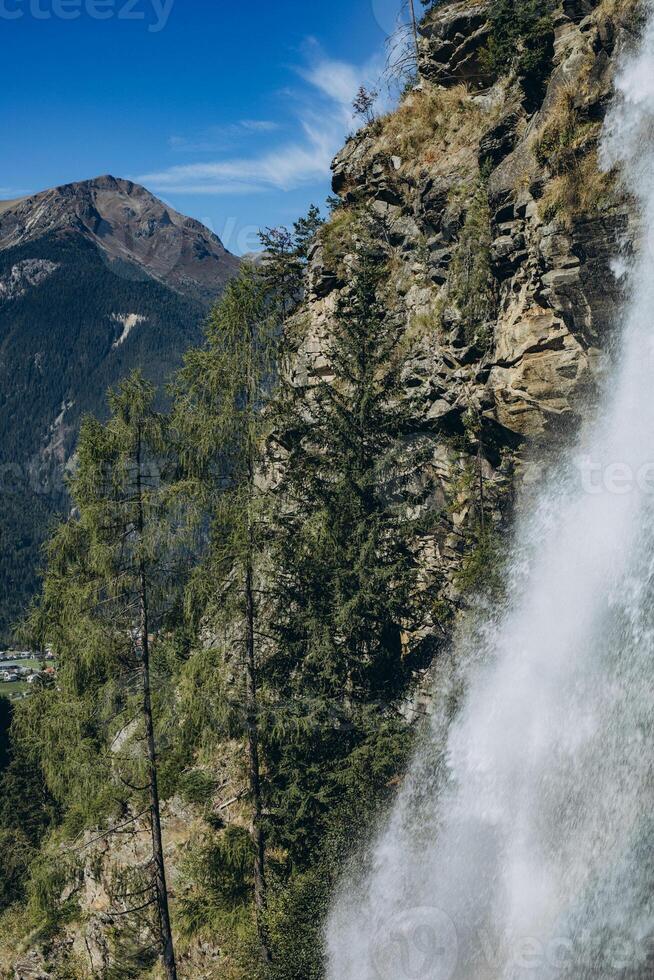 waterval in de oostenrijks Alpen foto