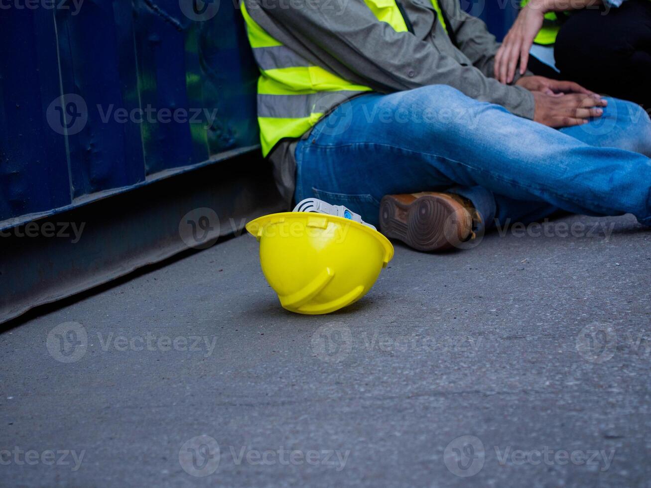 geel oranje harde hoed helm veiligheid arbeid persoon mensen menselijk lichaam een deel industrie bescherming uitrusting ongeluk ingenieur bouw bouwer Gevaar aannemer kopiëren ruimte fabriek plaats project hoofddeksels foto