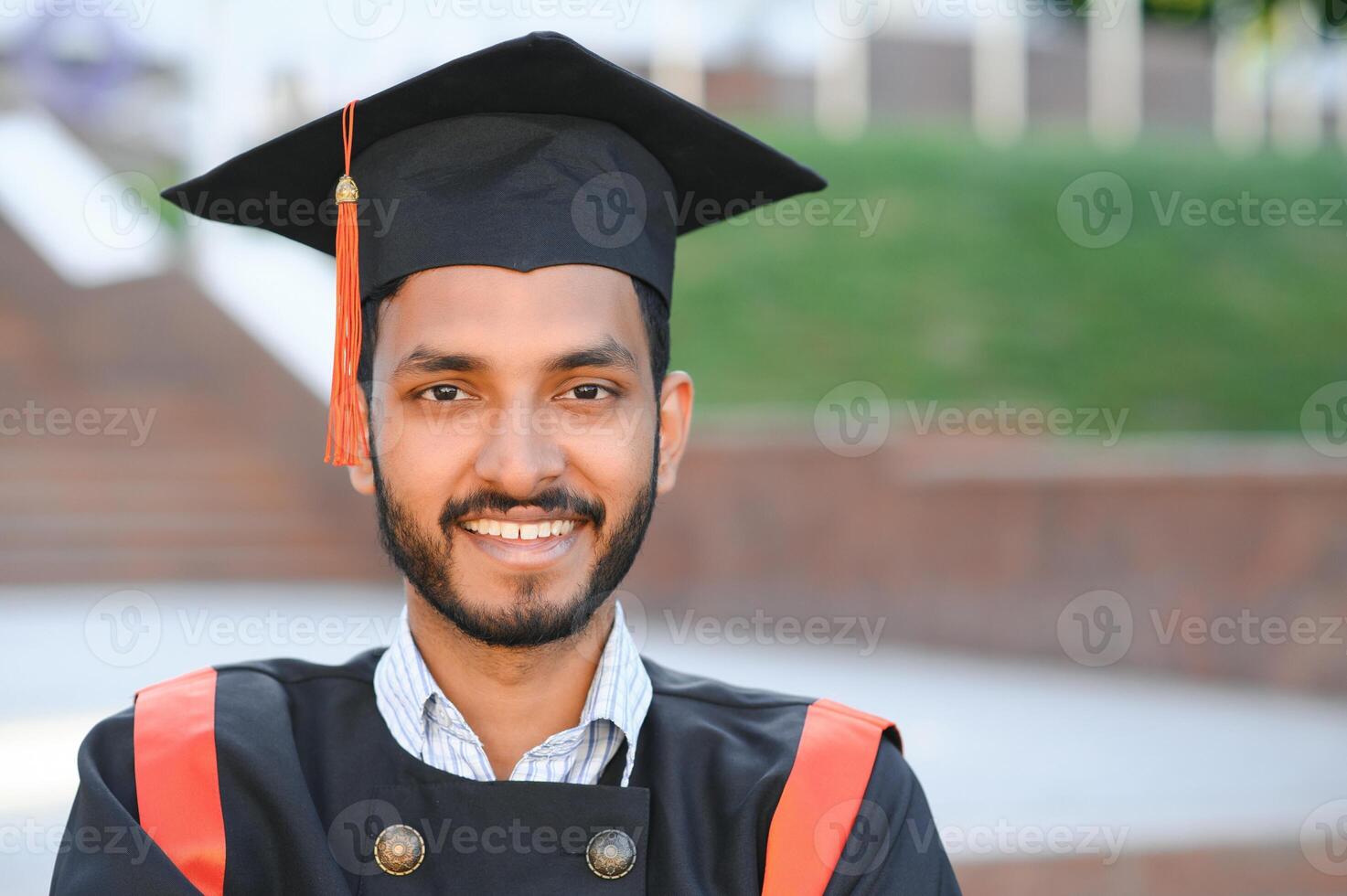 portret van geslaagd Indisch leerling in diploma uitreiking gewaad. foto