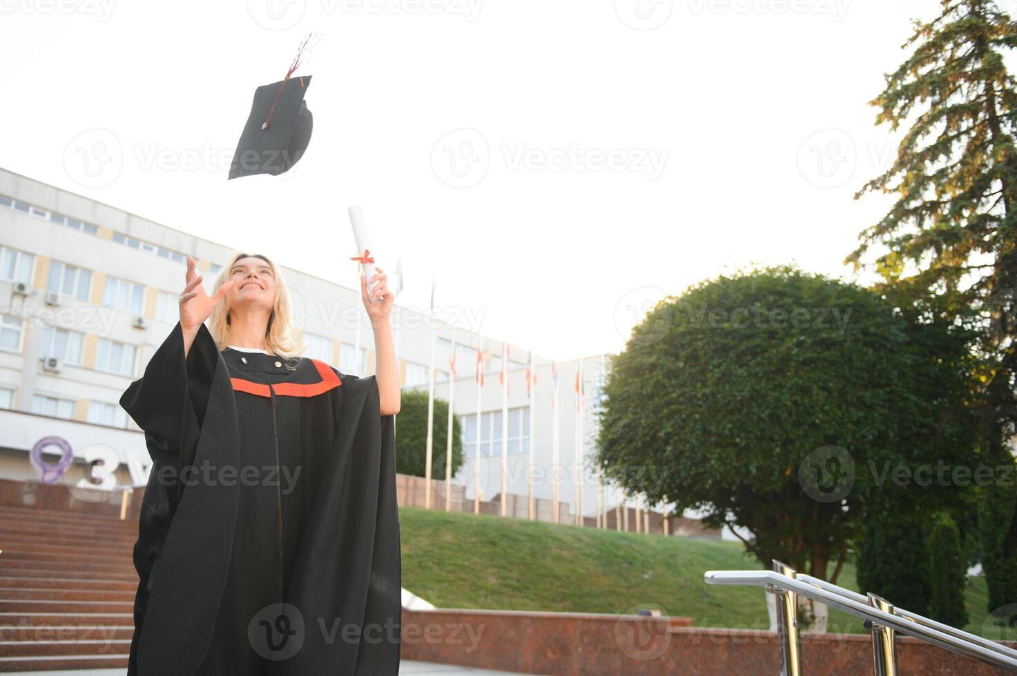 portret van een gelukkig vrouw Aan haar diploma uitreiking dag Bij Universiteit. onderwijs en mensen. foto