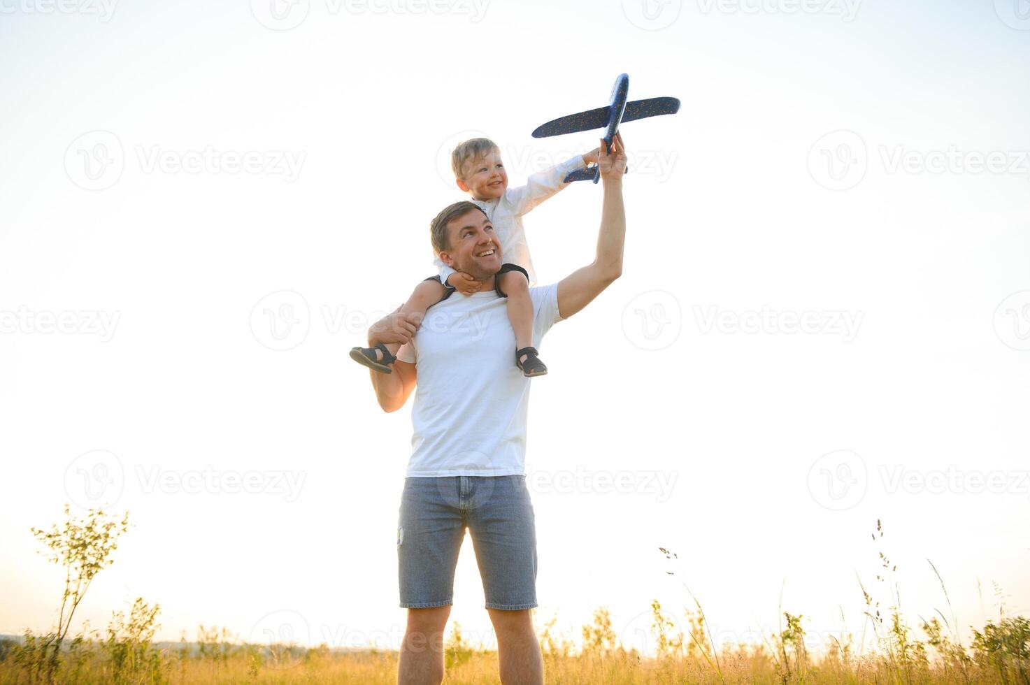 gelukkig vader kind moment. vader meeliften zijn jongen Bij zonsondergang terwijl hij is spelen met speelgoed- vlak. foto