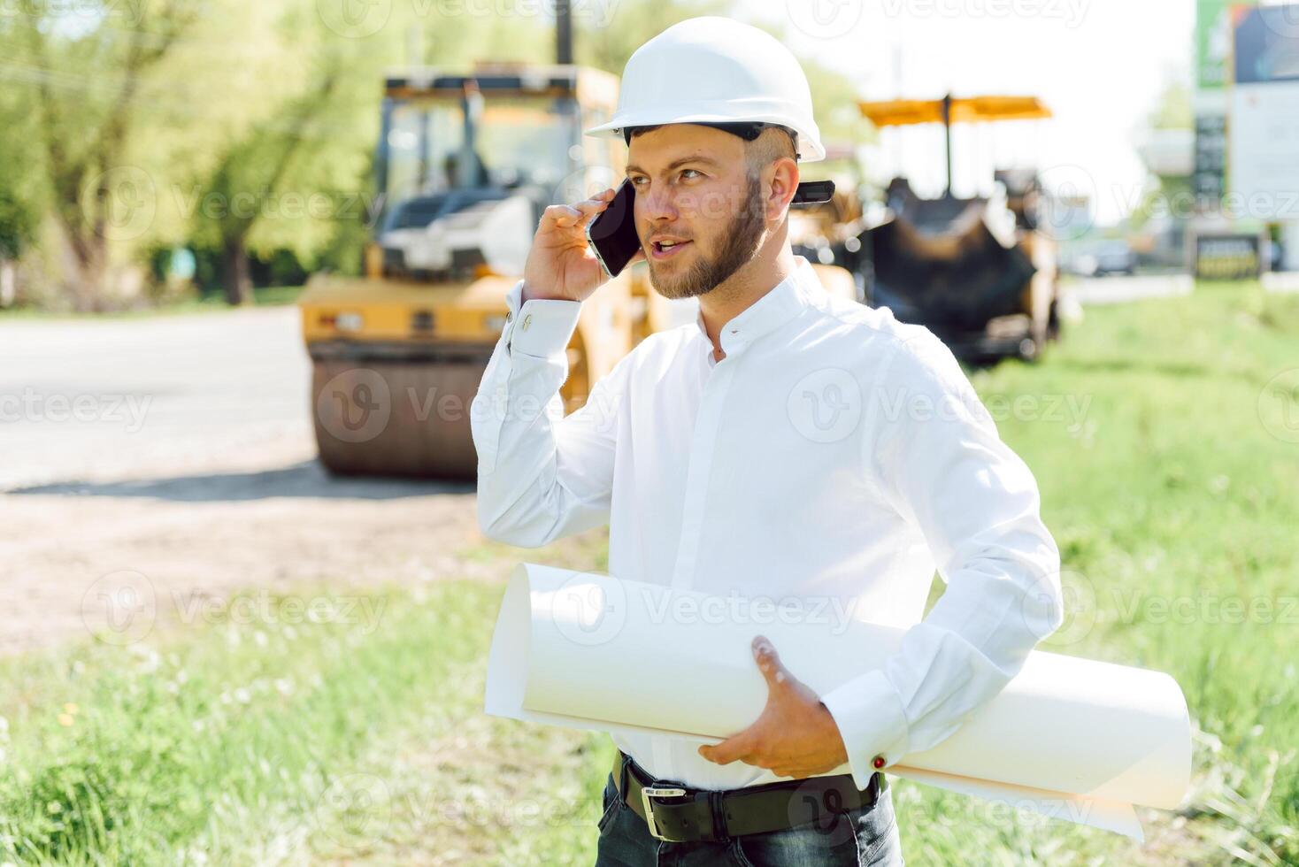 ingenieur in de buurt weg machines. de concept van gebouw een nieuw asfalt weg. weg reparatie. weg onderhoud arbeider in de buurt de baan. foto