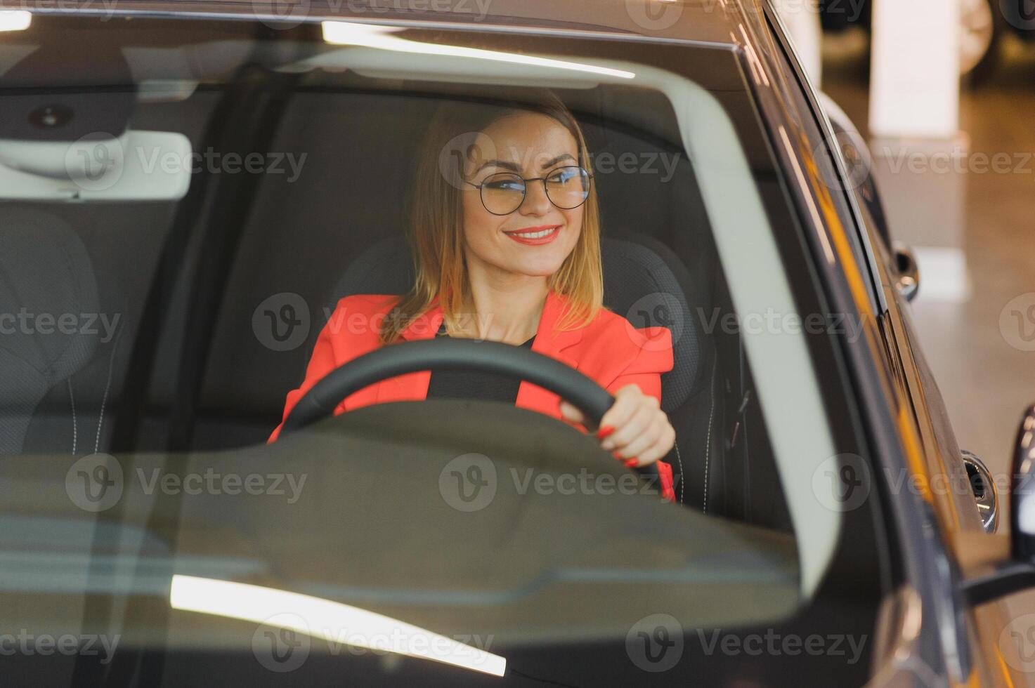 mooi jong vrouw het rijden haar nieuw auto foto