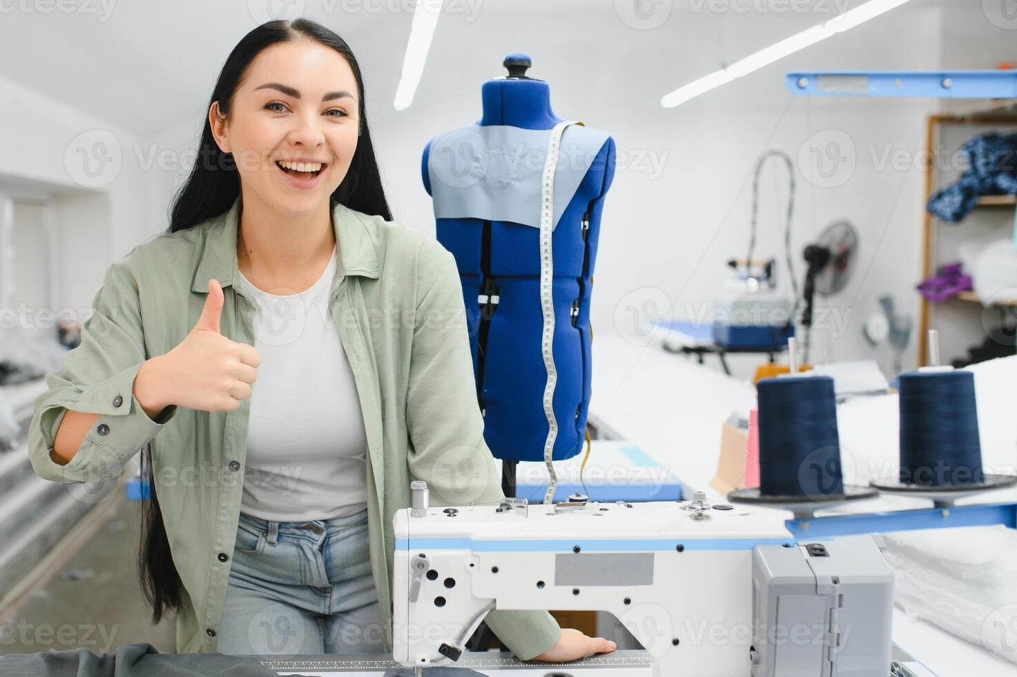 jong vrouw werken net zo naaister in kleding fabriek. foto