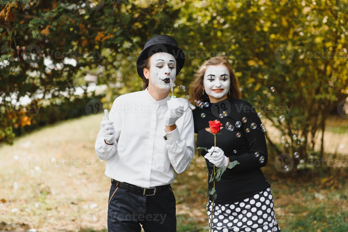 mime artiest blazen een bubbel door toverstaf Aan groen achtergrond foto