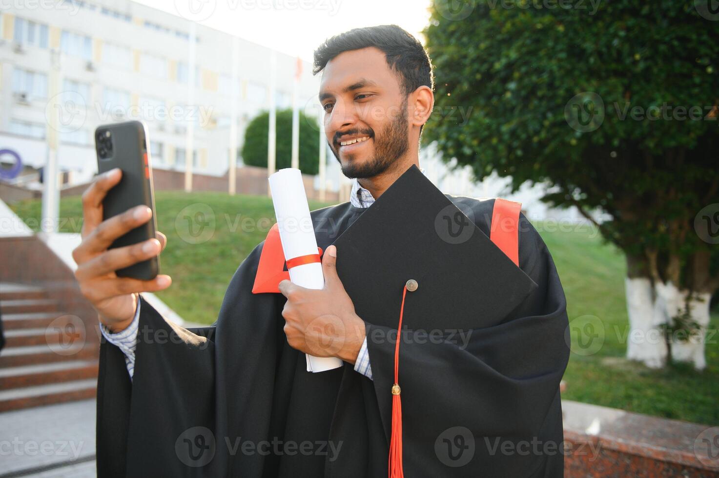 portret van Indisch knap mannetje afstuderen in diploma uitreiking gewaad. foto