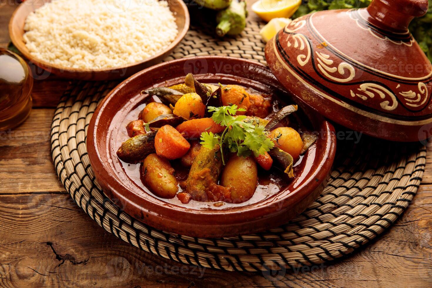 Marokkaans tajine met rijst- geserveerd in een schotel geïsoleerd Aan houten achtergrond kant visie foto