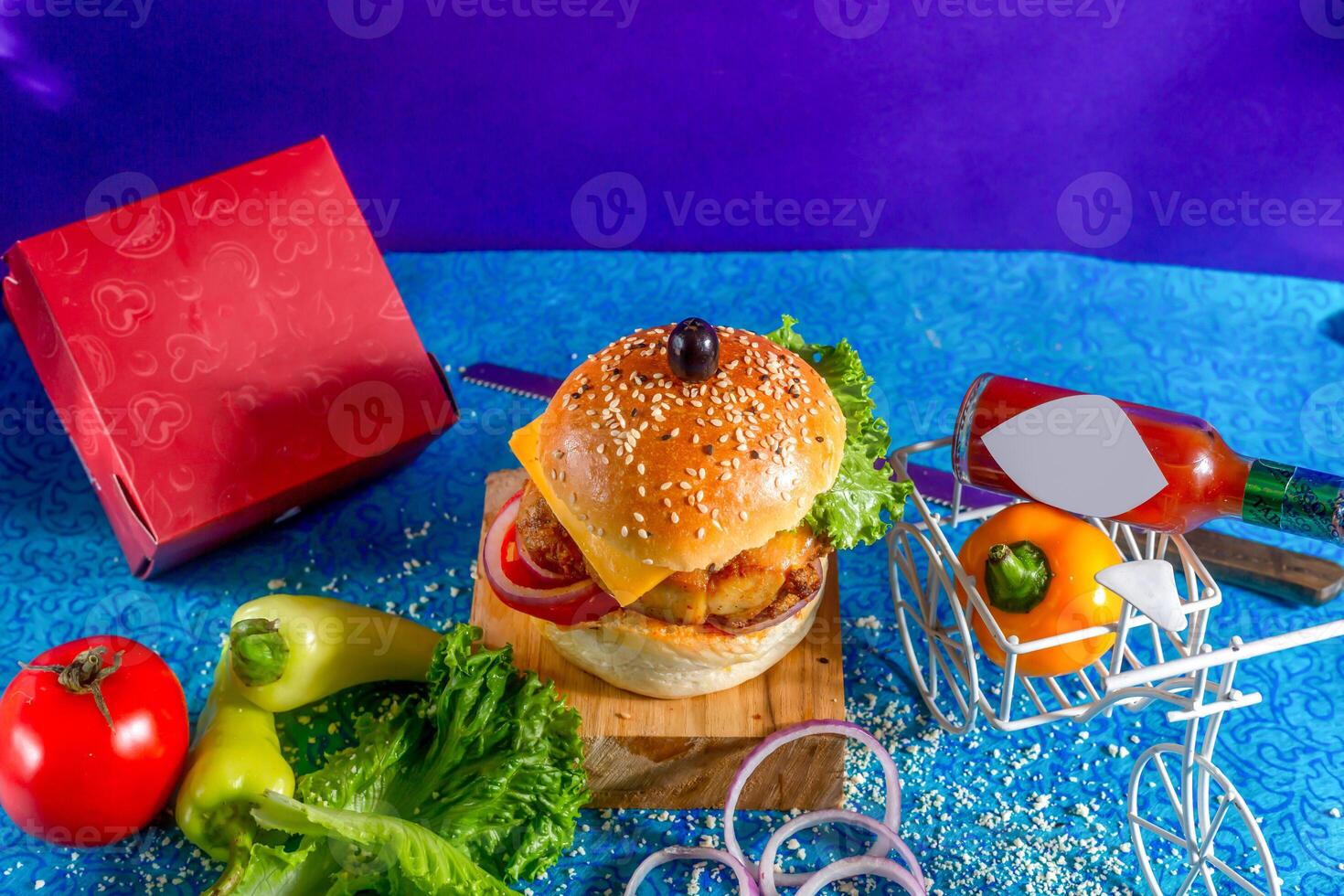 kip kaas hamburger met tomaat, ketchup en groen chili geïsoleerd Aan houten bord kant visie van Amerikaans snel voedsel foto