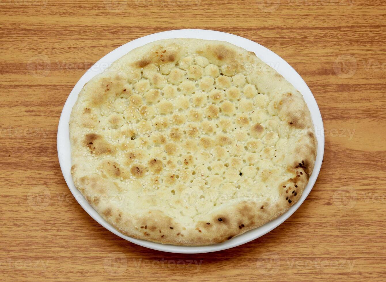 duidelijk naan of sada oma, non, roti, tandoori, chapati, pita, brood geserveerd in een schotel geïsoleerd Aan houten tafel kant visie van Indisch, Pakistaans voedsel foto