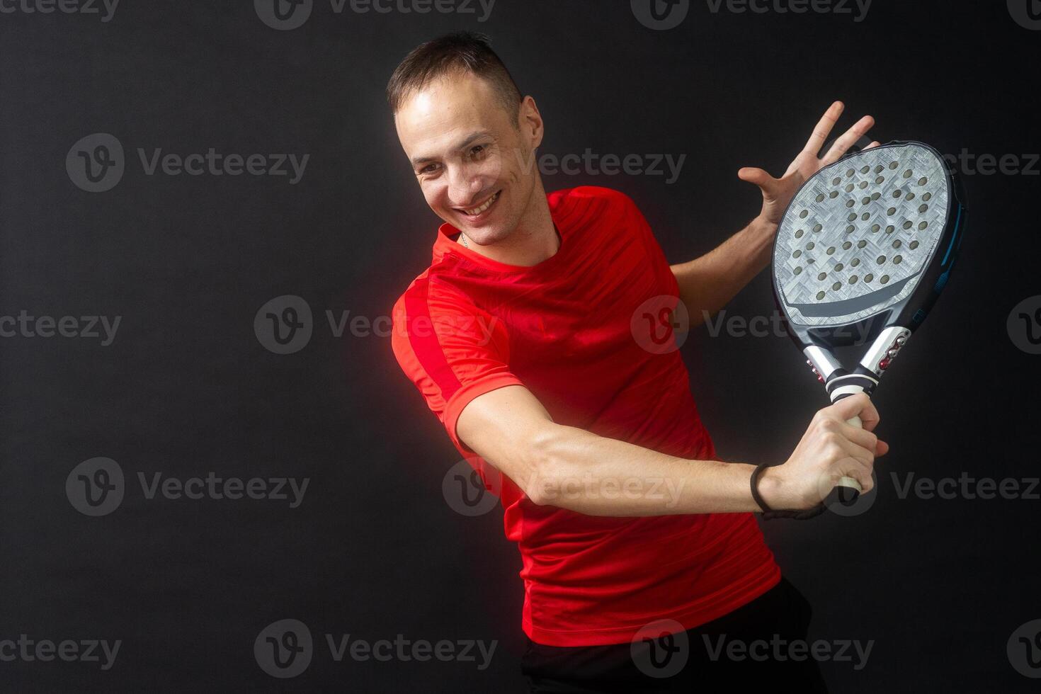glimlachen Mens met racket en peddelen bal gekleed in sport kleren geïsoleerd achtergrond. voorkant visie. foto