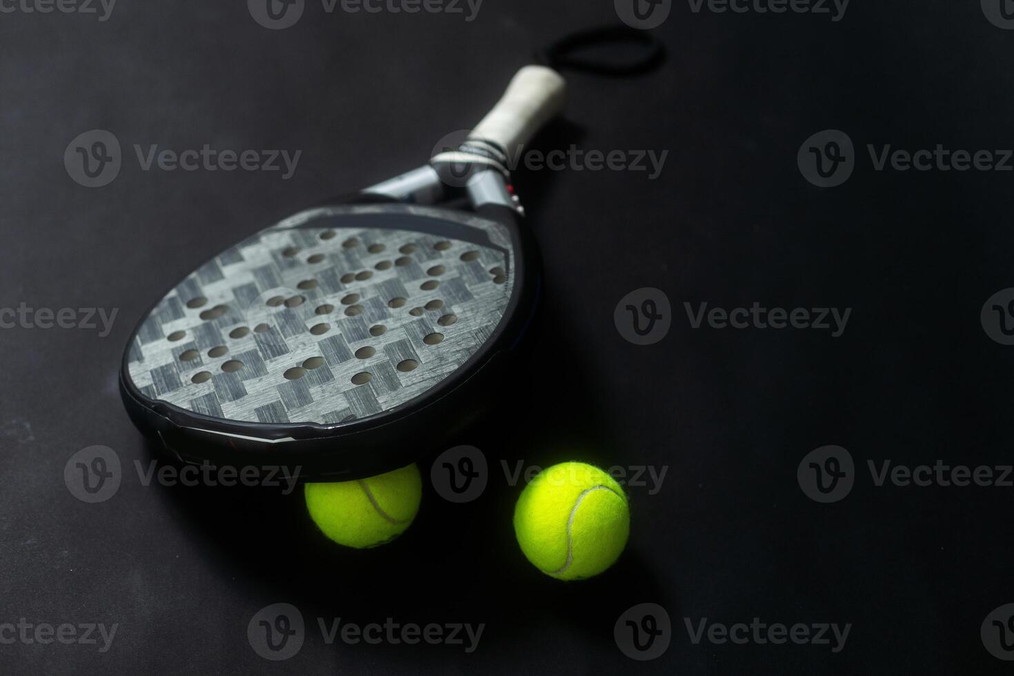 geïsoleerd peddelen tennis voorwerpen zwart achtergrond foto