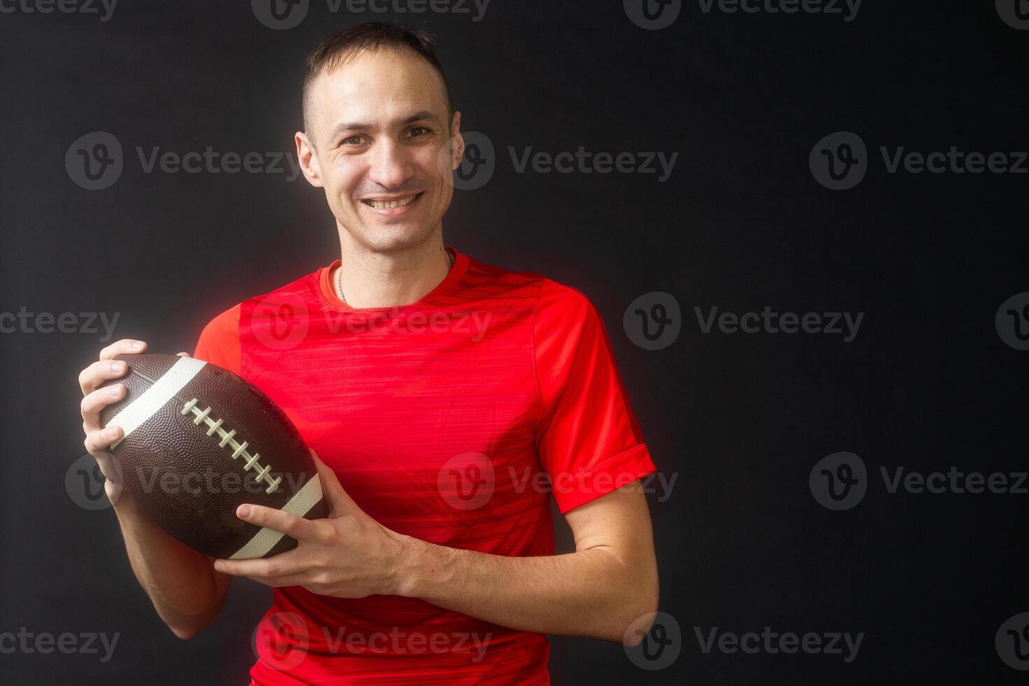 een rugby speler, geïsoleerd Aan zwart foto