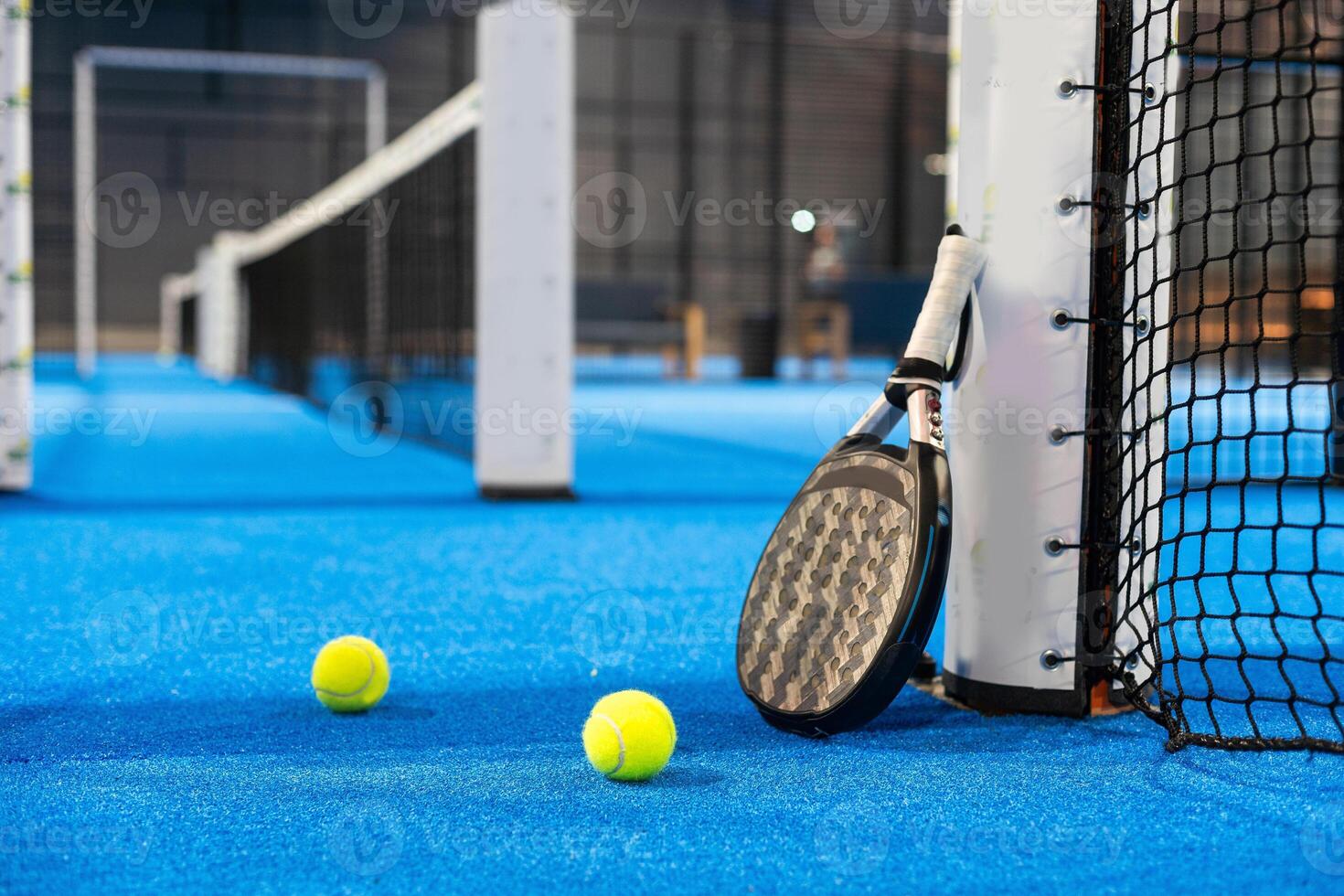 peddelen tennis racket, bal en netto Aan de rechtbank foto