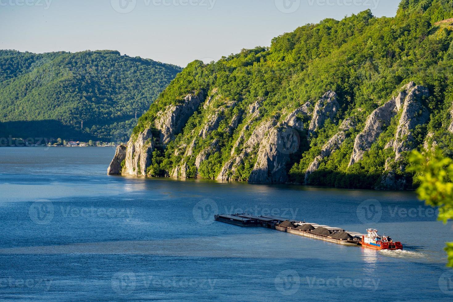 vrachtschip bij de Donau-kloof in djerdap aan de Servisch-Roemeense grens foto