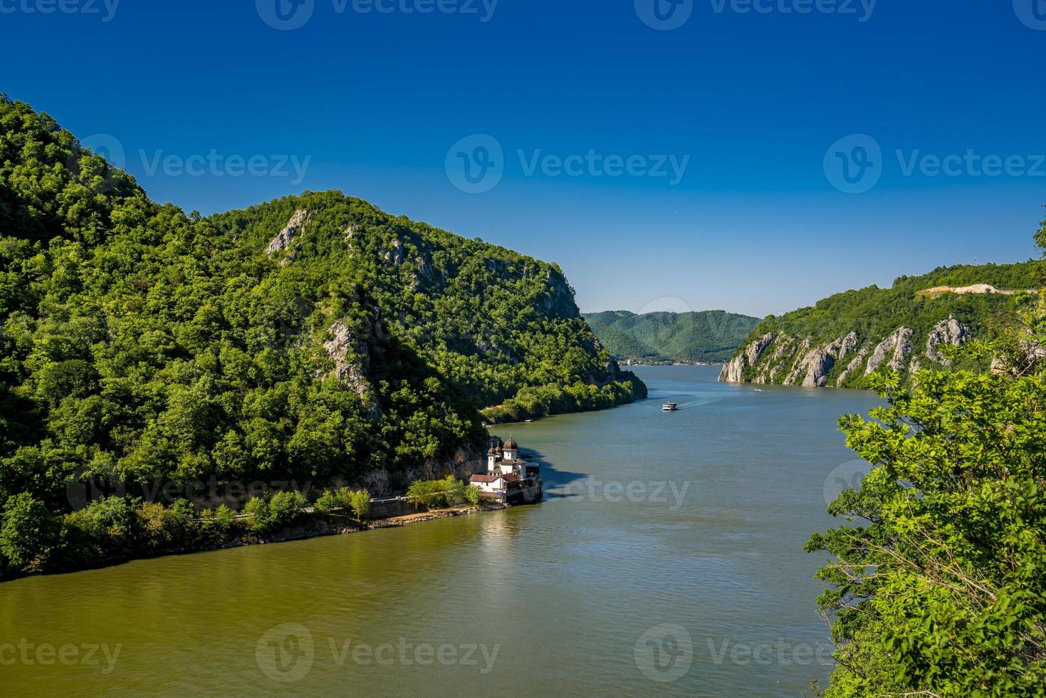 mraconia-klooster aan de Roemeense kant van de rivier de Donau Djerdap-kloof foto