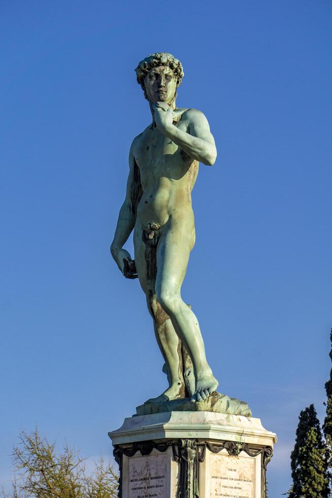 standbeeld van david door michelangelo op piazza michelangelo in florence, italië foto