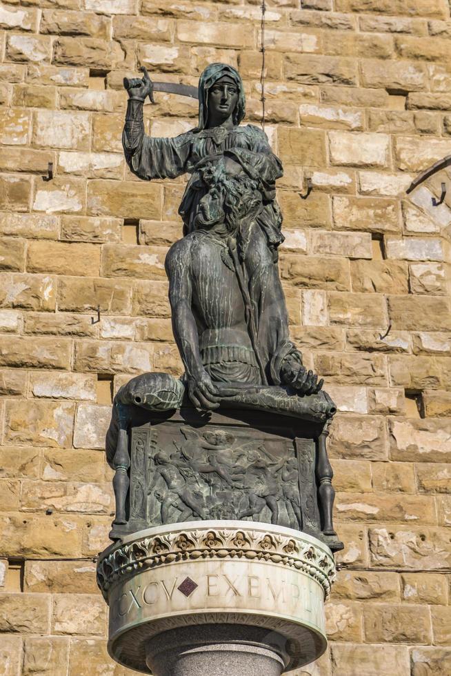 kopie van standbeeld van judith en holofernes in florence, italië foto