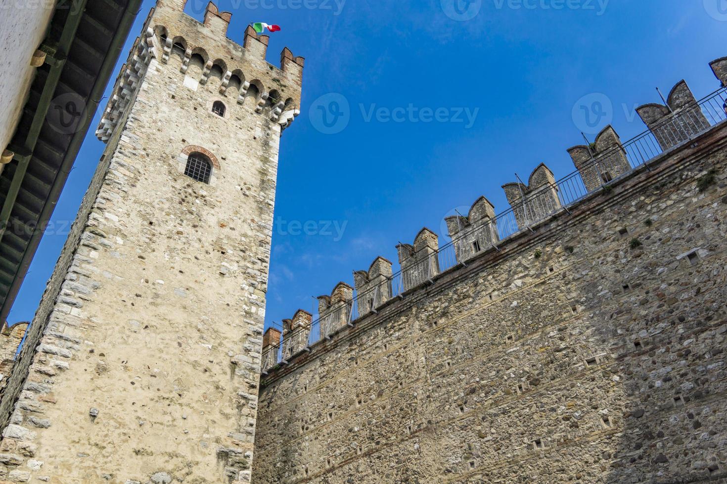 castello scaligero di sirmione sirmione kasteel, uit de 14e eeuw aan het gardameer, sirmione, italië foto