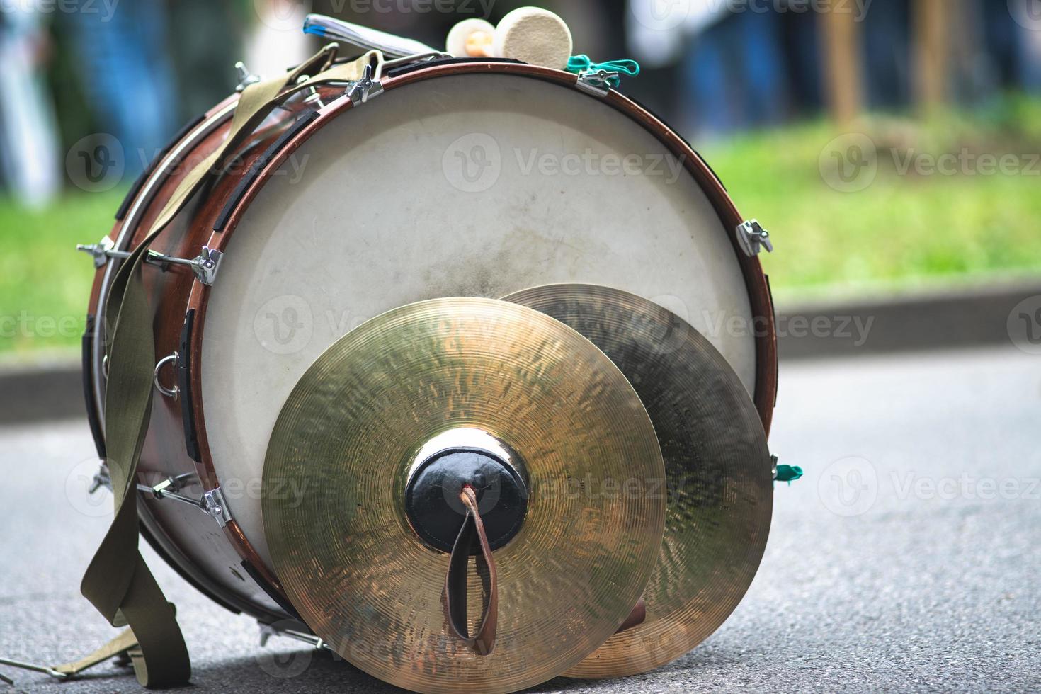 een basdrum met fanfarebekkens die op de grond rusten foto