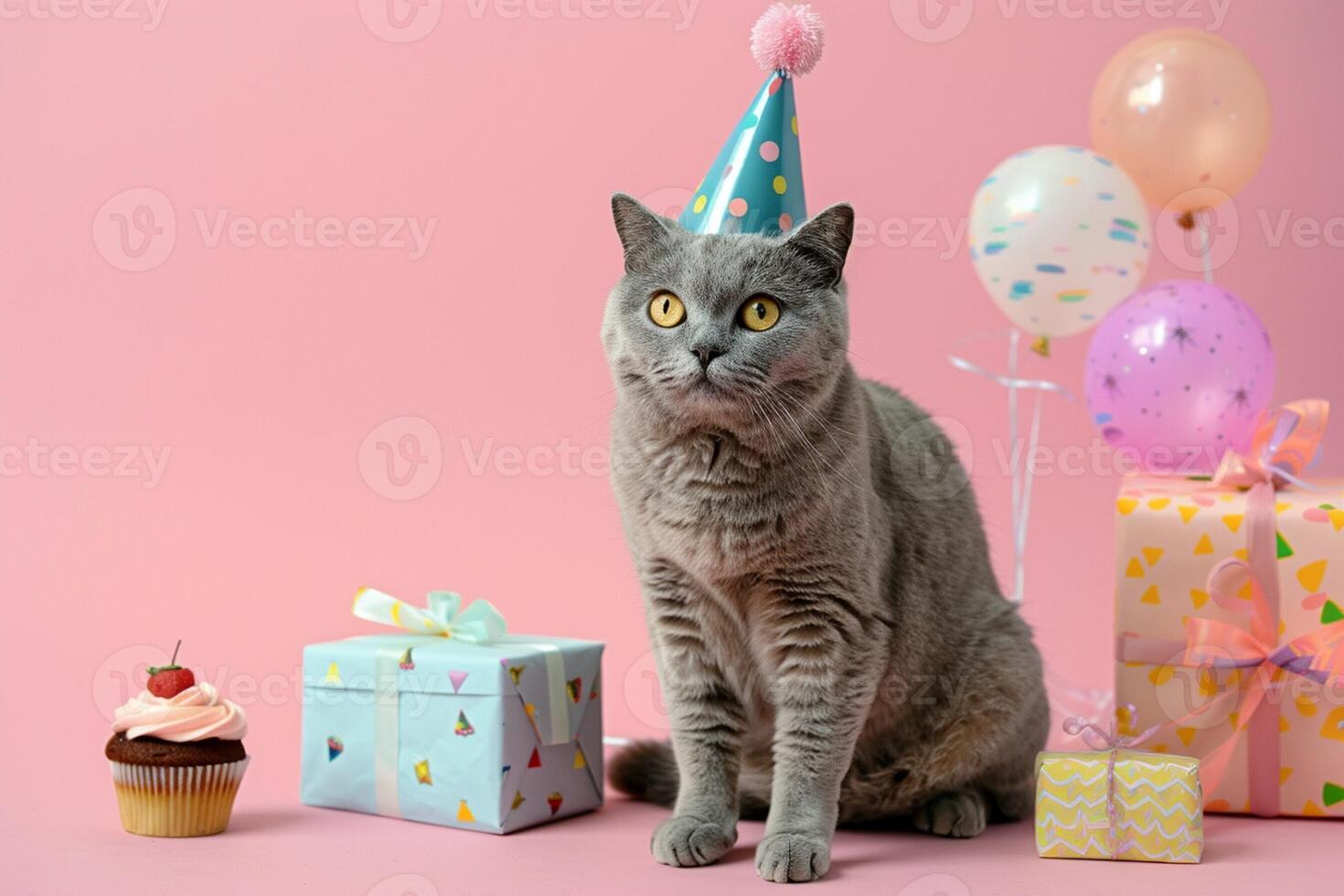 ai gegenereerd een aanbiddelijk grijs kat in een partij hoed zittend naast een koekje en cadeaus Aan een roze achtergrond. foto