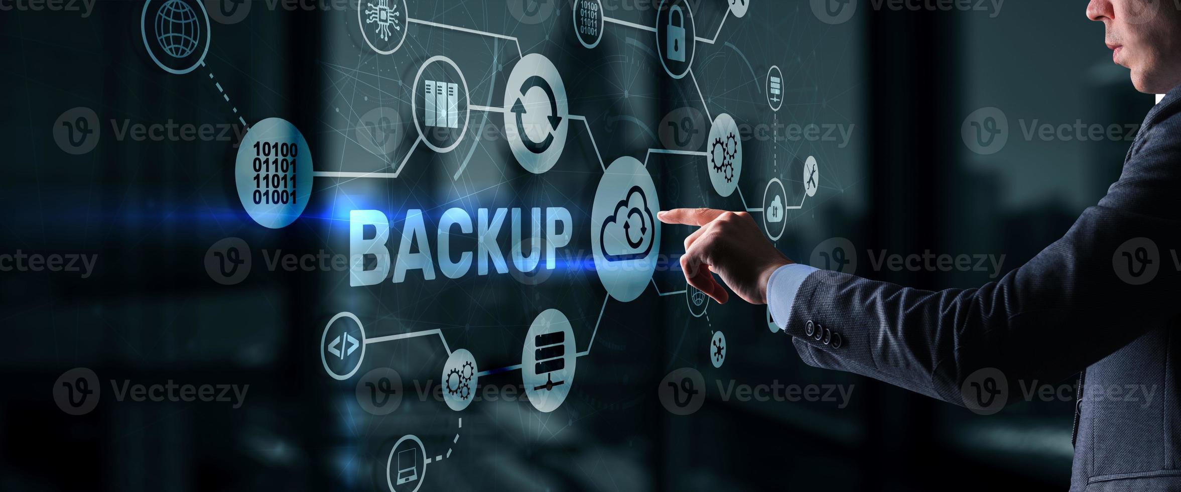 back-up opslag data technologie concept. zakenman die back-up aanraakt foto