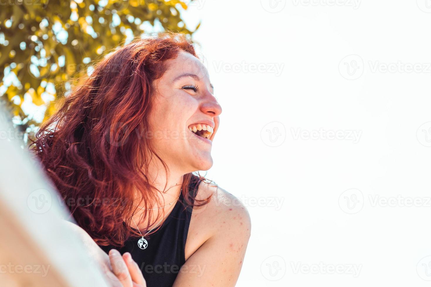 gelukkig roodharig meisje in een park, close-up shot foto