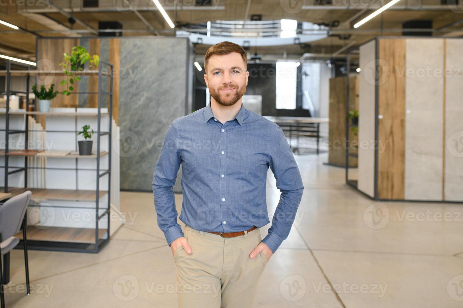 Mens kiezen keramisch tegels en gereedschap voor zijn huis badkamer foto