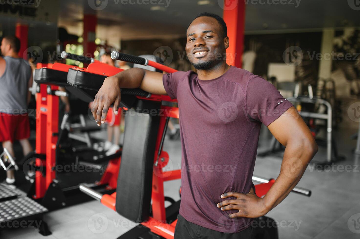 jong atletisch Afrikaanse Amerikaans Mens in de Sportschool foto